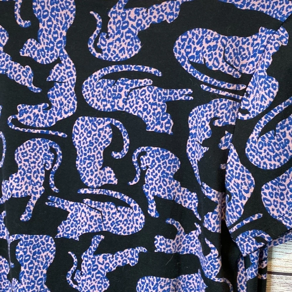 💜💜 LulaRoe Cheetah Short Sleeve Top Size L
